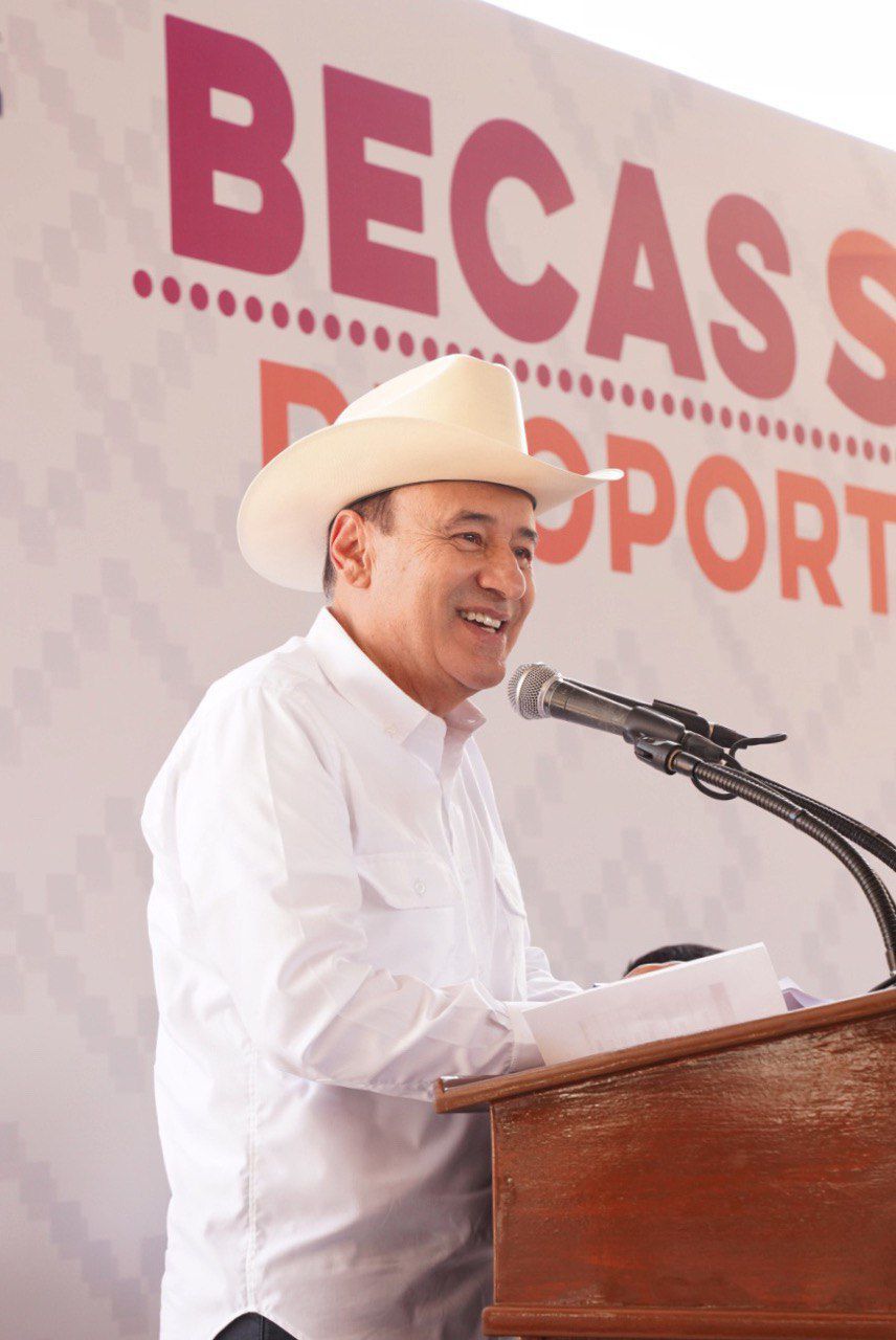 Entrega de la beca universal "Rita Cetina Guti&eacute;rrez" por el Gobernador Alfonso Durazo 