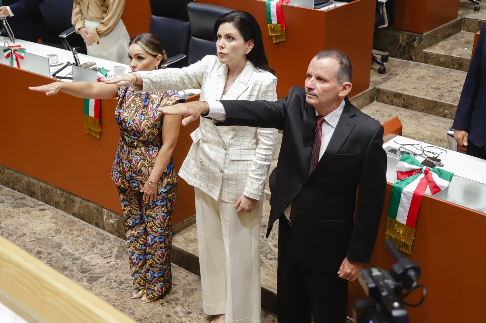 Rinden protestas personas juzgadoras ante el Congreso del Estado 