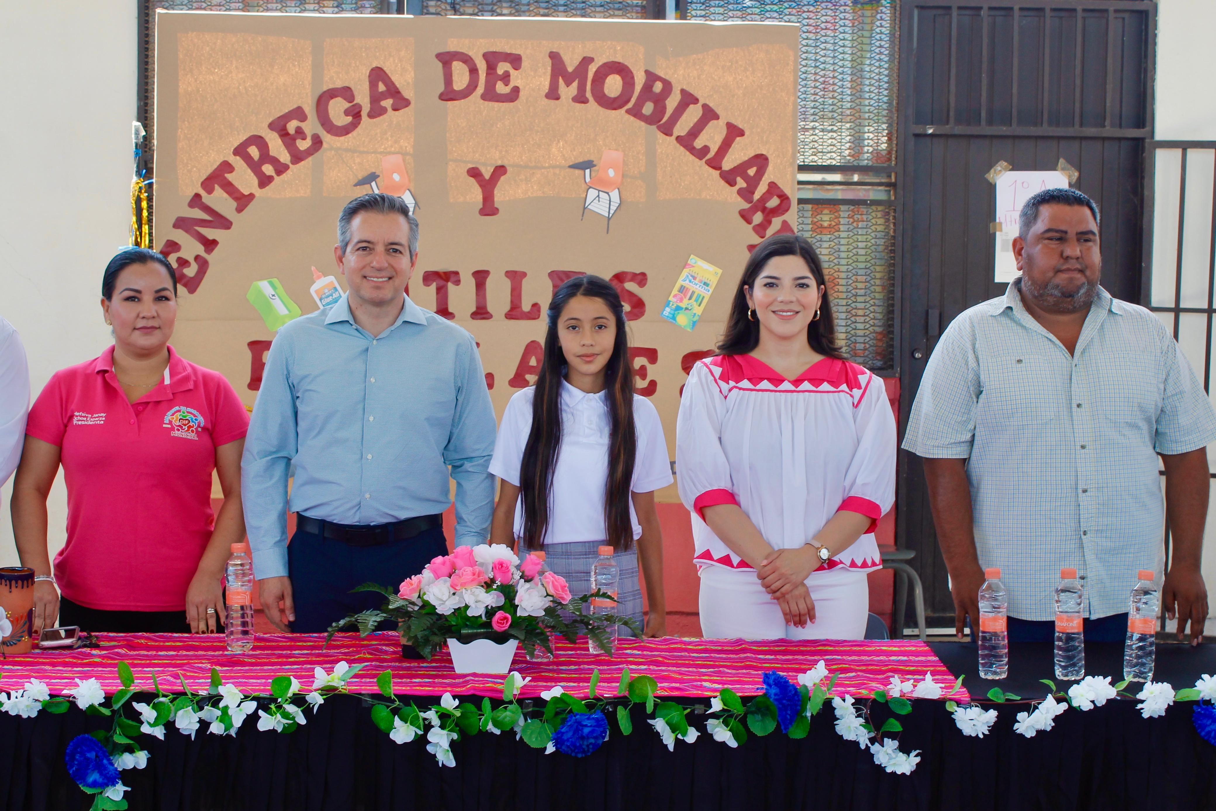 Entrega Omar Del Valle Colosio mesabancos a primaria ind&iacute;gena de Pesqueira 