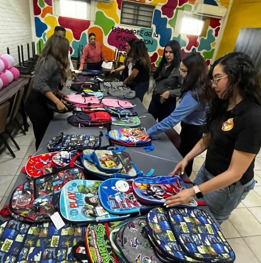 Con &eacute;xito se llev&oacute; el evento del "Mochilat&oacute;n" por La Juventud 54 del SNTE, para recolectar mochilas