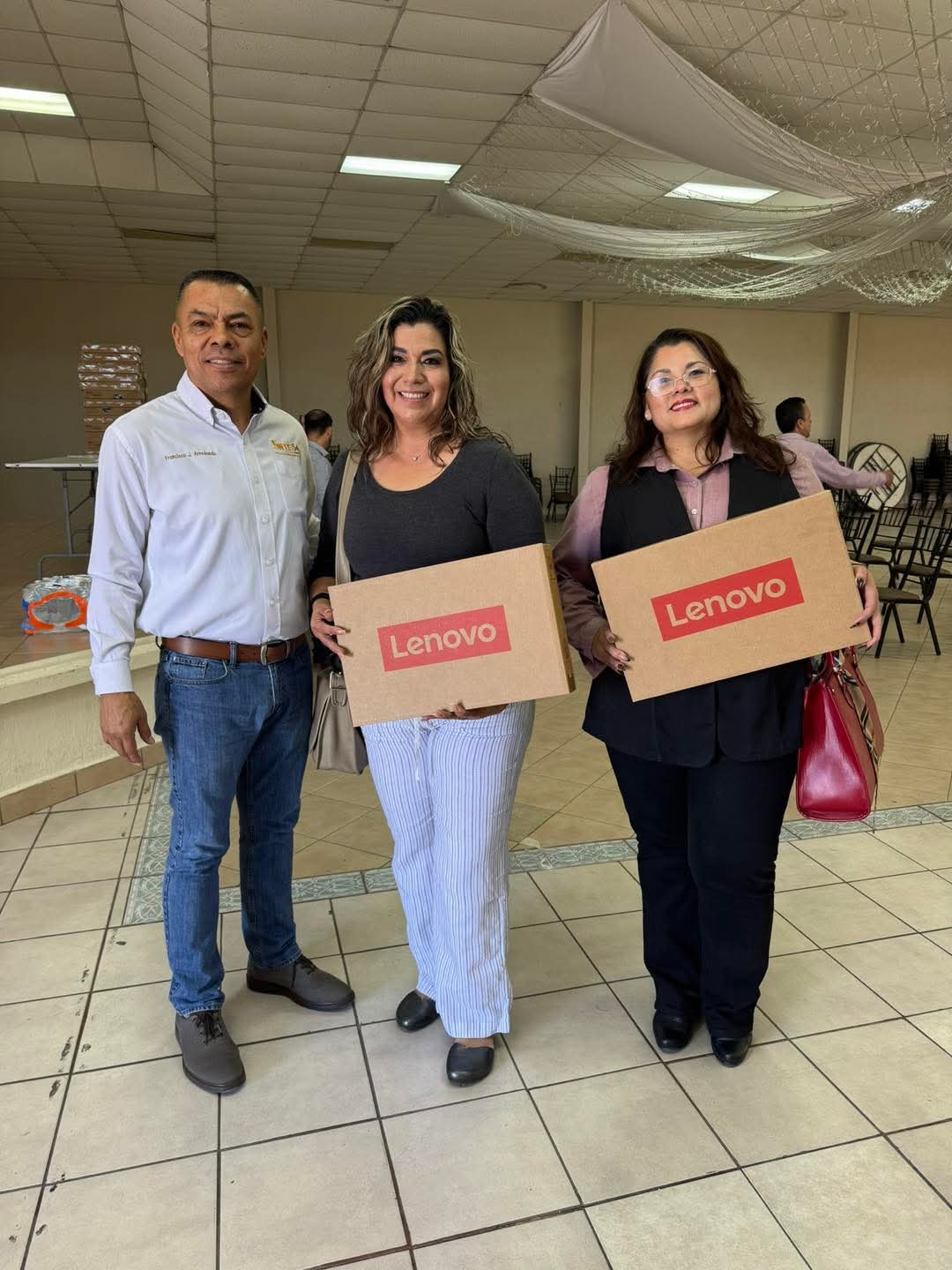 Secci&oacute;n 54 sigue entreg&oacute; equipo de c&oacute;mputo en la Regi&oacute;n VIII- Nogales