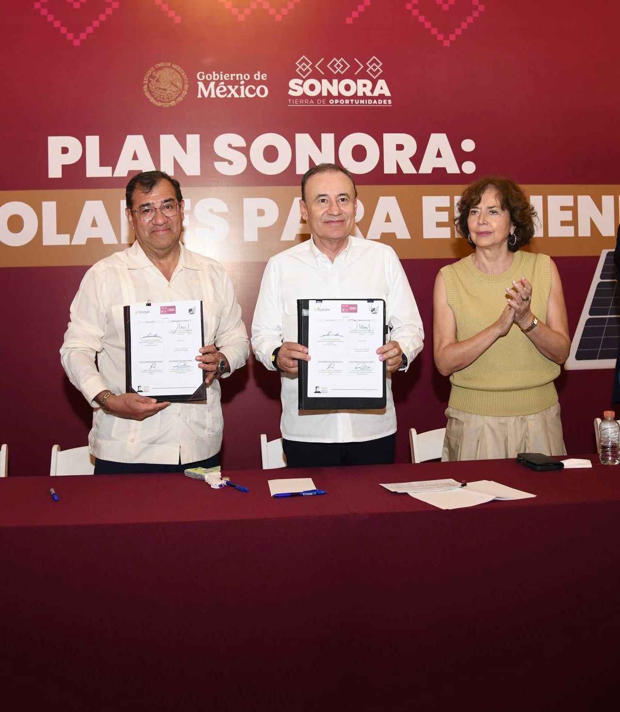 Con Techos Solares, Alfonso Durazo y Claudia Sheinbaum reducen gasto el&eacute;ctrico en familias sonorenses 