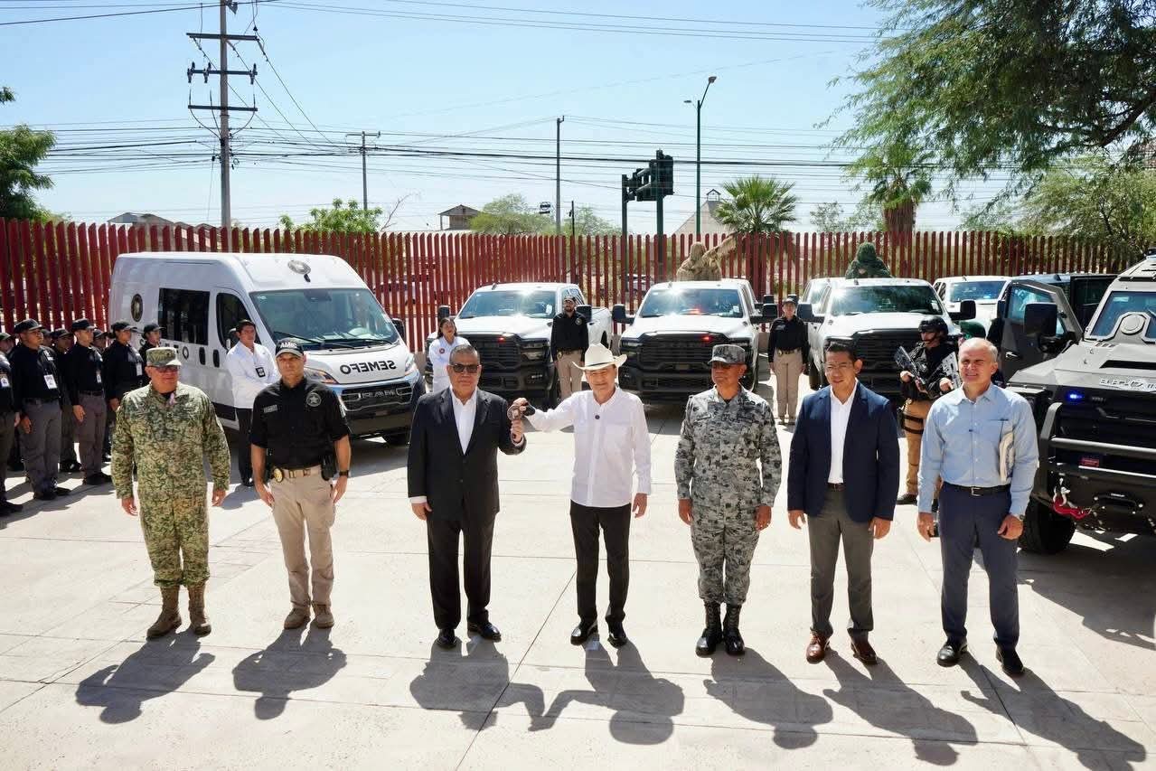 Alfonso Durazo entreg&oacute; est&iacute;mulos, reconocimientos y equipamiento al personal de la Fiscal&iacute;a General de Justicia del Estado 