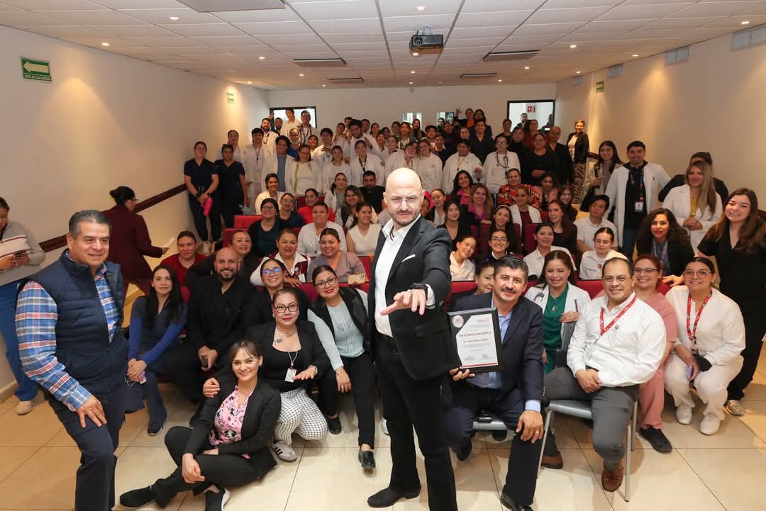 John Milton llev&oacute; alegr&iacute;a a ni&ntilde;os al Hospital Ch&aacute;vez 