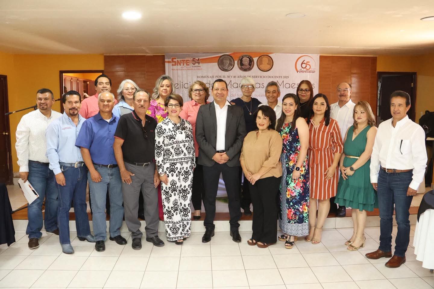 Rinde homenaje Mtro. Javier Ceballos, Secretario General de la Secci&oacute;n 54 del SNTE,  a docentes de Cananea, Regi&oacute;n VII-Agua Prieta 
