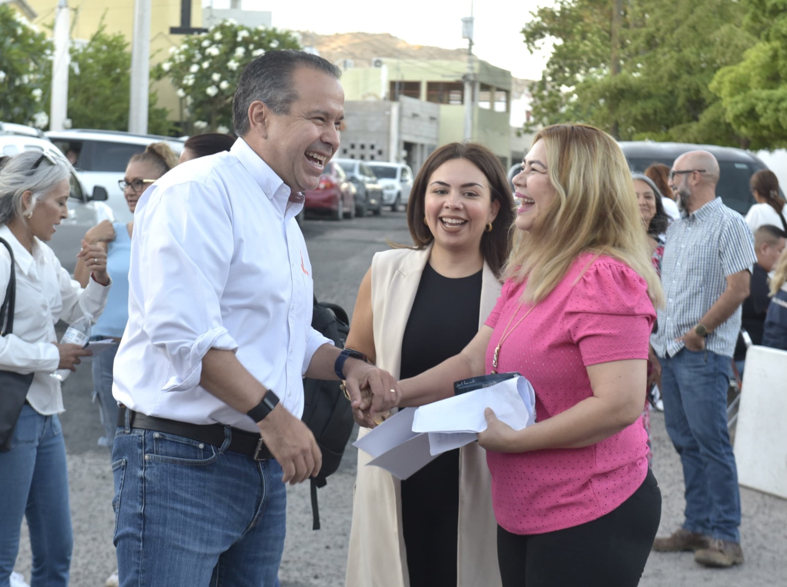 Acerca servicios municipales a la gente To&ntilde;o Astiazar&aacute;n y escuch&oacute; peticiones y denuncias