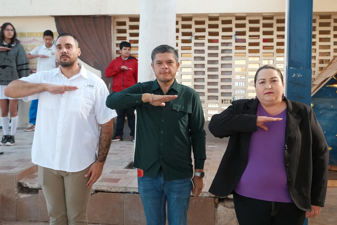 Cumple promesas Alcalde decHuatabampo, entrega c&aacute;maras de vigilancia y rehabilitaci&oacute;n del campo de f&uacute;tbol bol en la secundaria No. 17 de Huatabampo 