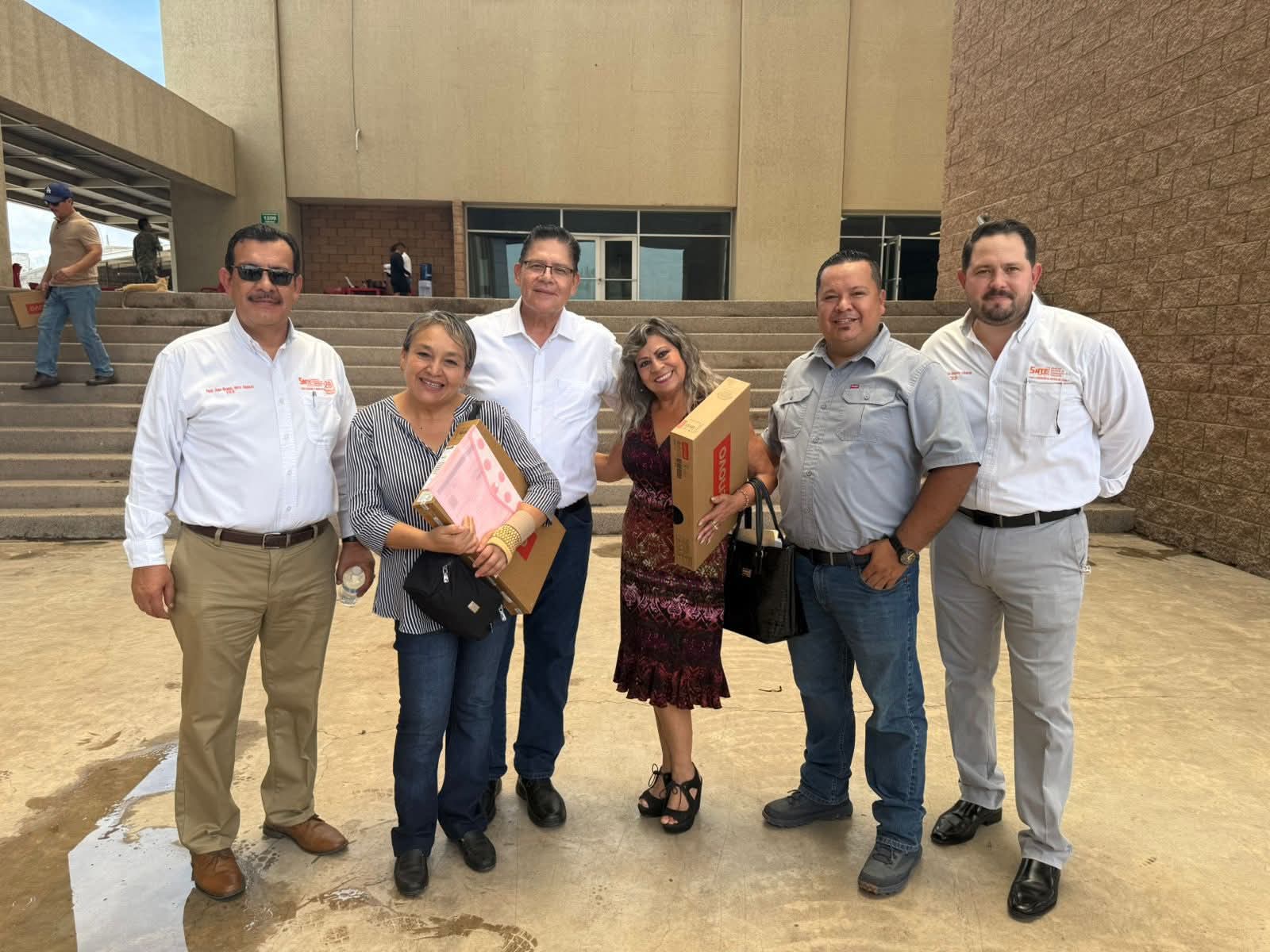 Secretario de la Secci&oacute;n 28 del SNTE, entreg&oacute; Lamtop a maestros de educaci&oacute;n b&aacute;sica en Ciudad Obreg&oacute;n 