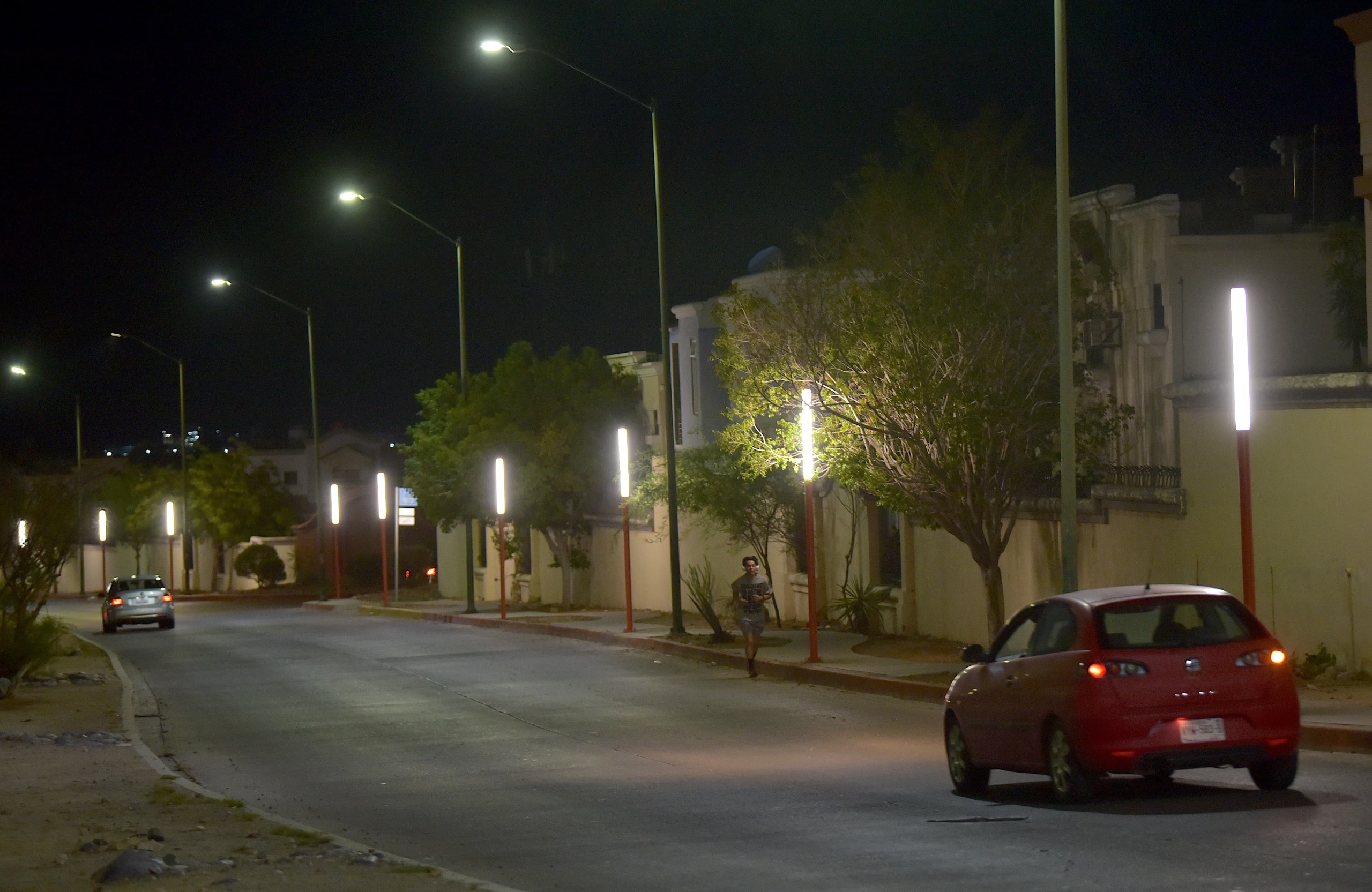 Suman esfuerzos To&ntilde;o Astiazar&aacute;n y Grupo Collectron para instalar Camina Segura en la colonia La Cholla 