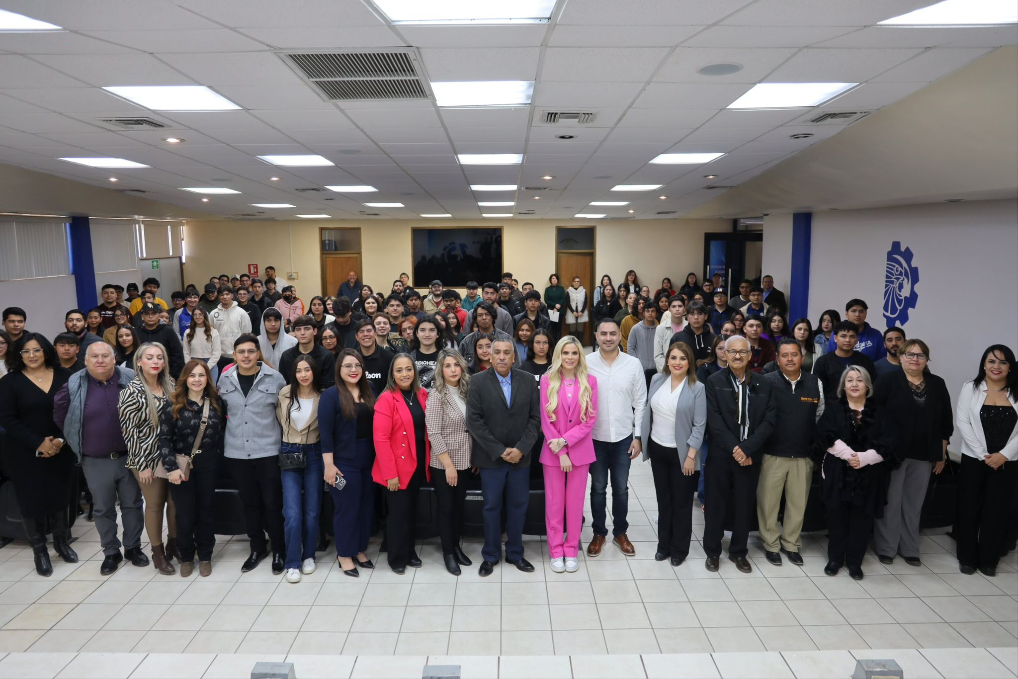 El gobernador Alfonso Durazo apoya a los j&oacute;venes sonorenses con el programa de becas 