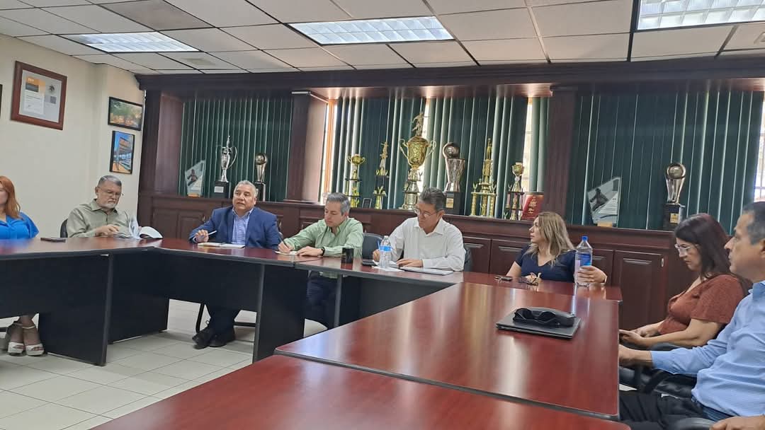 Diputados Fermin Trujillo Fuentes  y Omar Del Valle Colosio visitan la Universidad Tecnol&oacute;gica de Hermosillo 