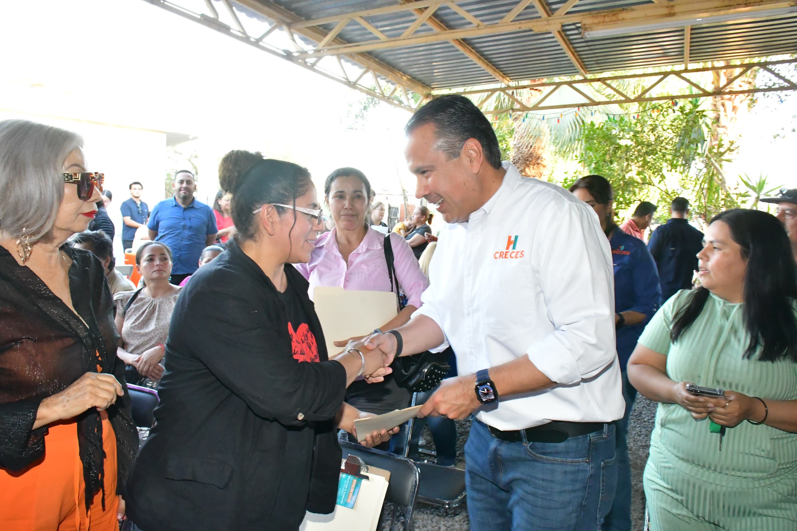 Atiende To&ntilde;o Astiazar&aacute;n a vecinos de la Solidaridad, cumple fon su palabra al ayudar a los vecinos 