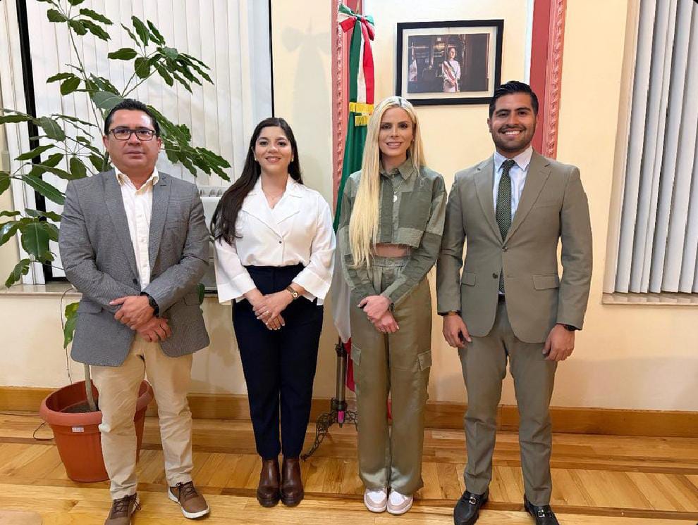 Se re&uacute;nen diputadas  del PES, Paloma Ter&aacute;n y Amairany Pe&ntilde;a con Eur&iacute;pides Flores y Mario Llergo de laSEP, para tratar asuntos de carrera de maestros y maestras de (Usicamm). 