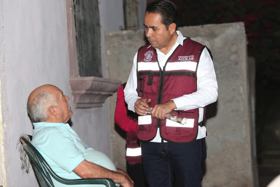 Heriberto Aguilar recorre casa por casa, informando, escuchando,  dialogandocon su gente 