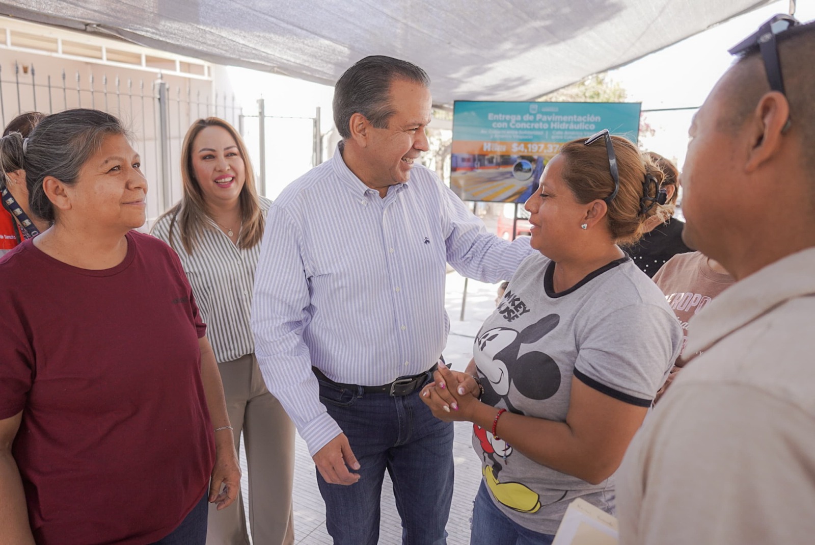 To&ntilde;o Astiazar&aacute;n entrega pavimentaci&oacute;n con concreto hidr&aacute;ulico en la colonia Miguel Hidalgo 