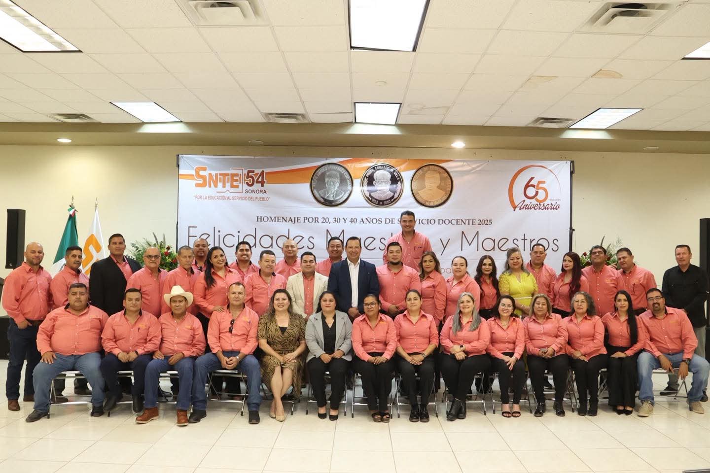 Secretario General de la Secci&oacute;n 54 del SNTE, rindi&oacute; homenaje a maestras y maestros  con 20, 30 y 40 de servicio en la Regi&oacute;n I-Cajeme