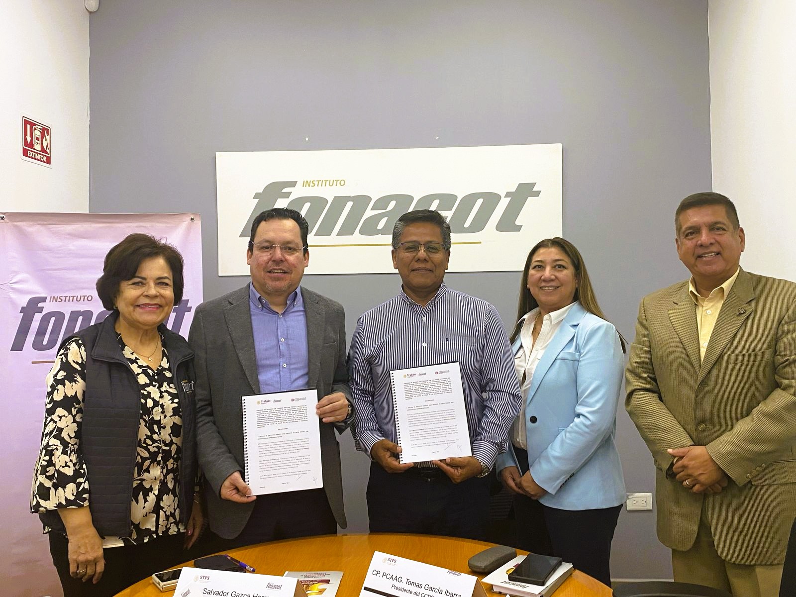 Firman convenio de colaboraci&oacute;n de financiamiento para empleados ycdespachos afiliados al Colegio