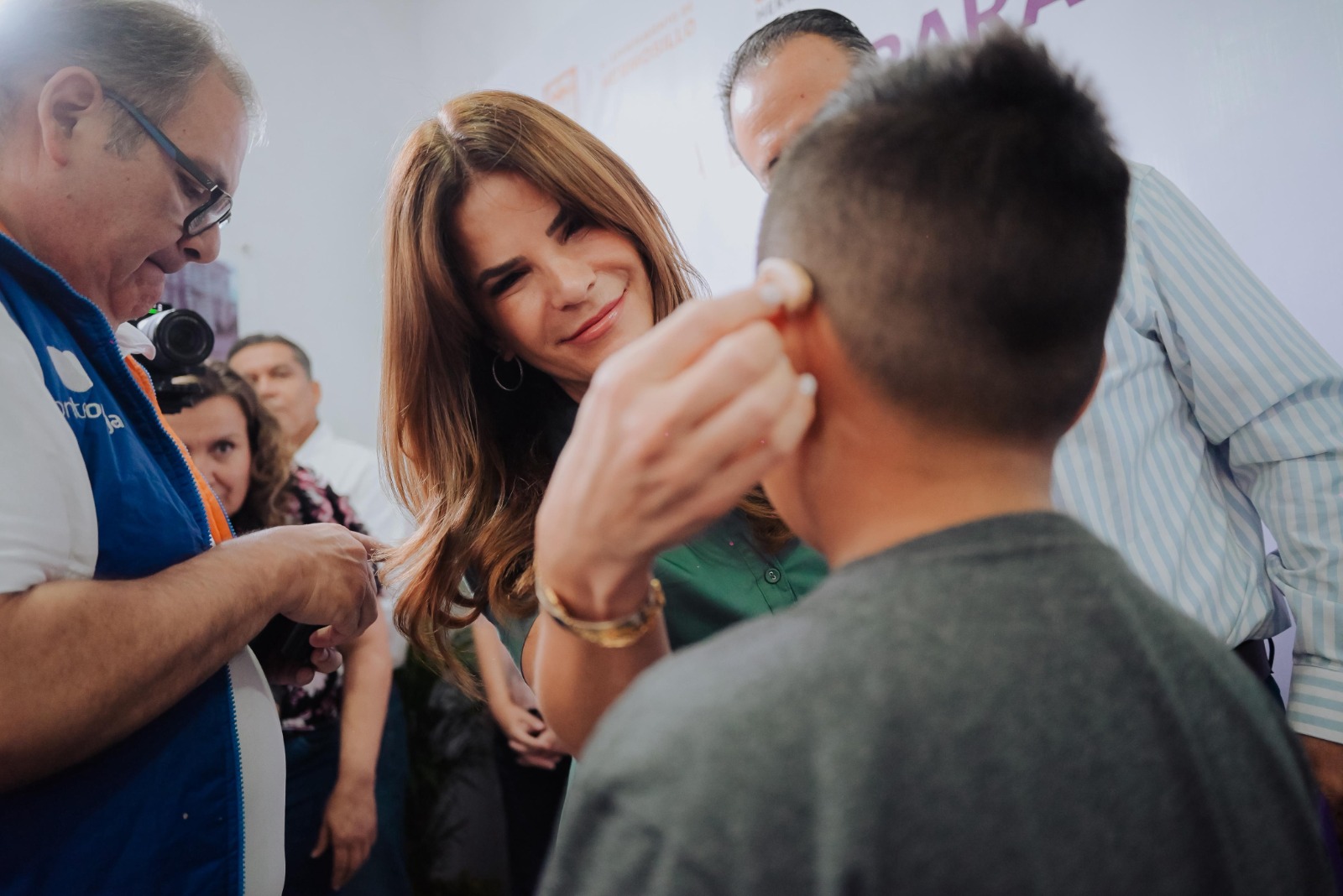 Apoya To&ntilde;o Astiazar&aacute;n y Patty Ruibal con dispositivos y auditivos en colaboraci&oacute;n con empresas 