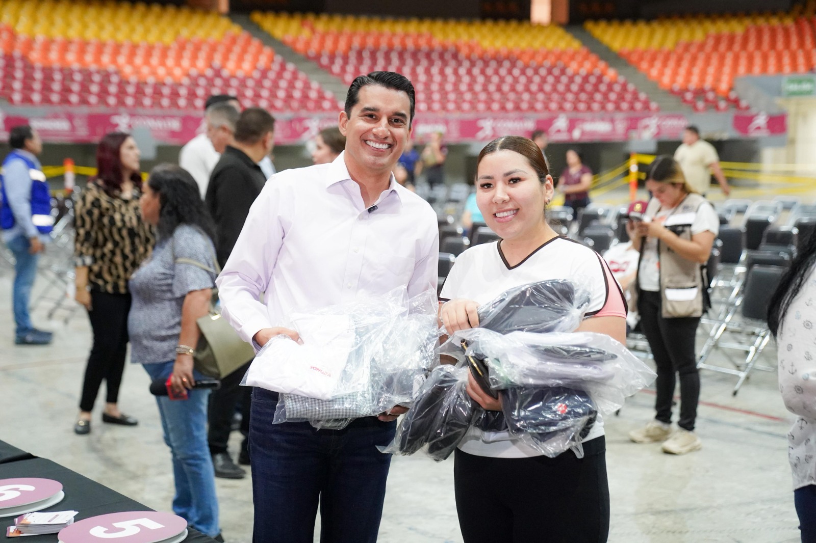 Cumple Gobernador Alfonso Durazo con entrega &aacute;gil y eficiente de uniformes escolares gratuitos 