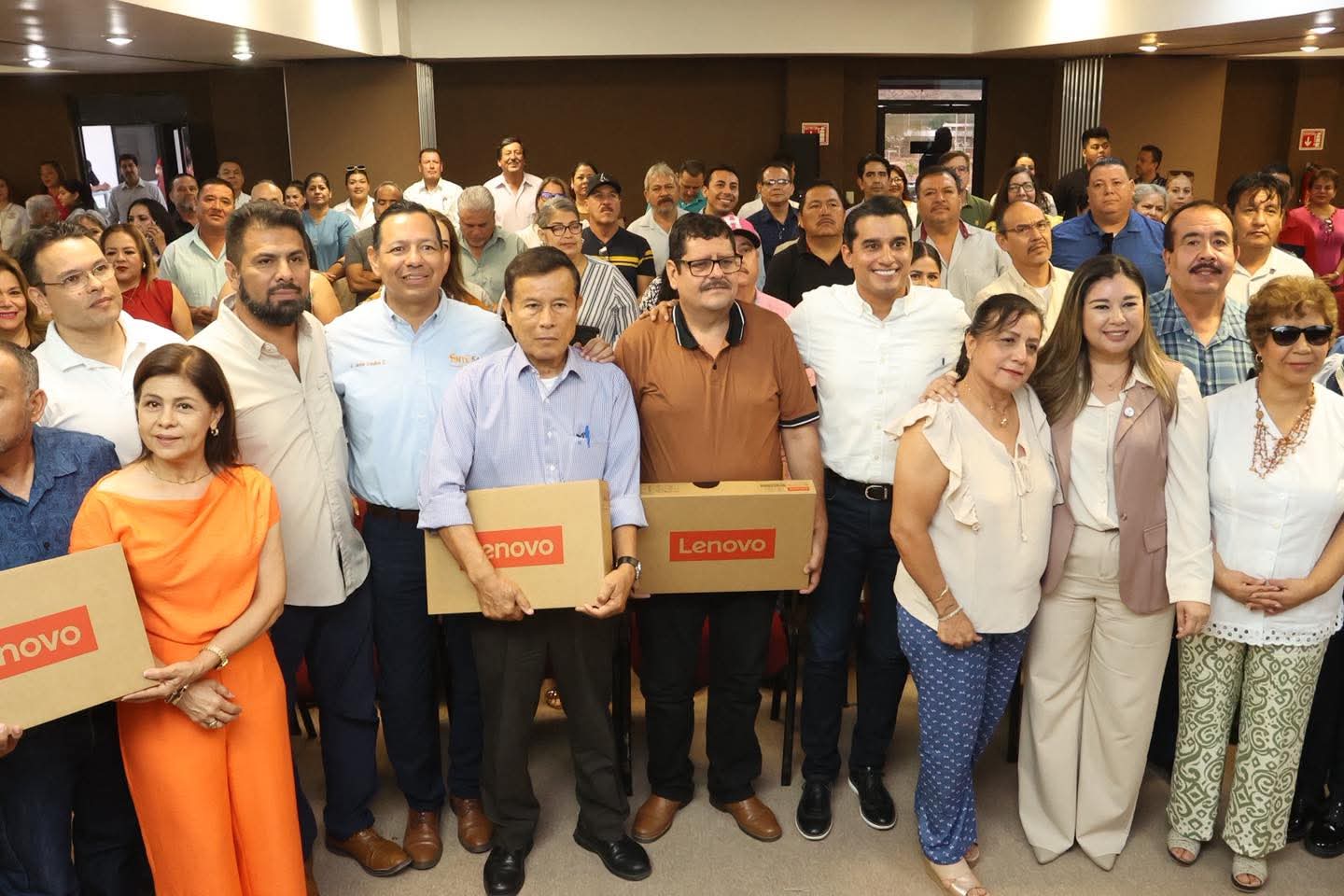 SEC  y Secci&oacute;n 54 del SNTEentregan equipo de c&oacute;mputo a docentes de Guaymas-Empalme 