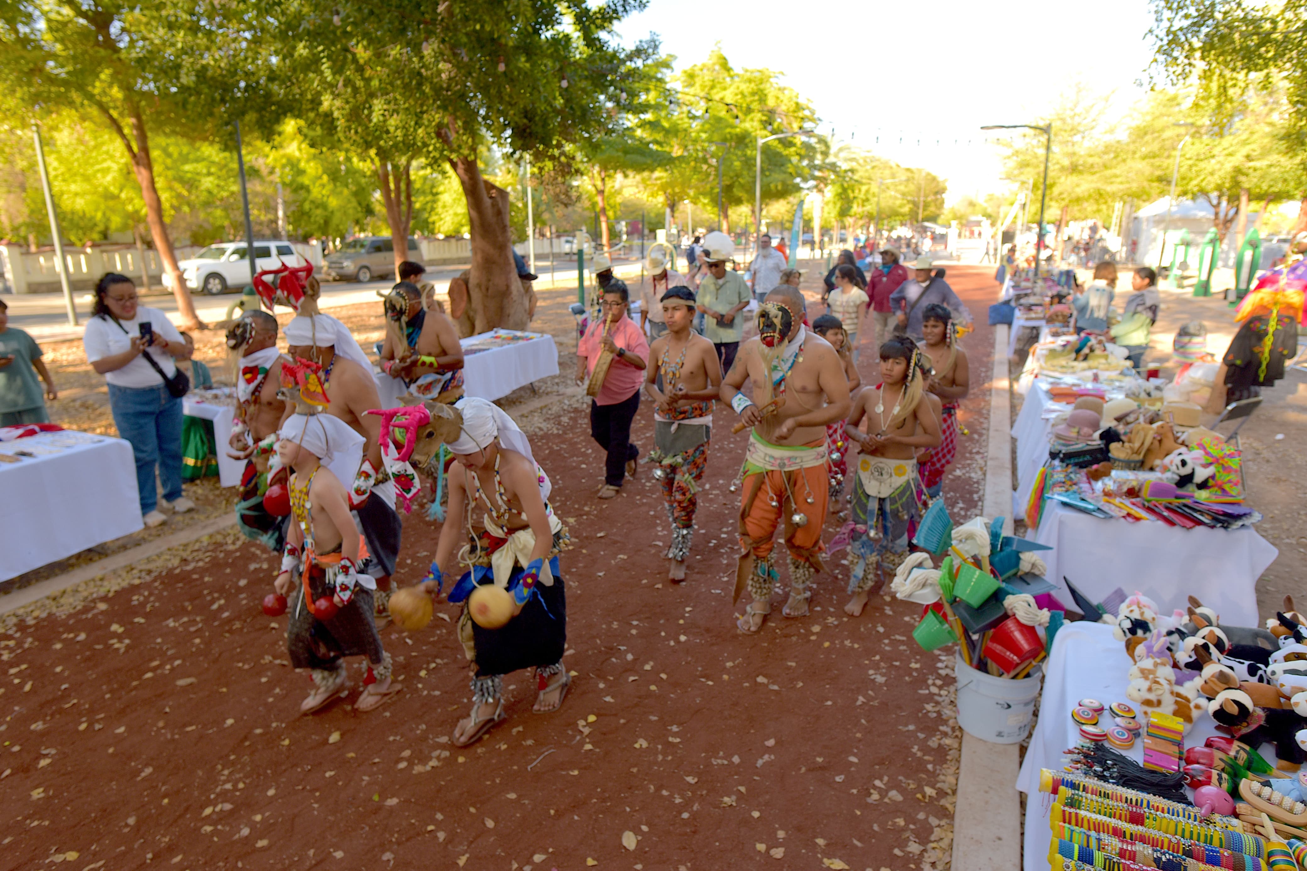 Los Pueblos Originarios de Sonora, muestran sus ra&iacute;ces  en la Plaza del Mezquite 