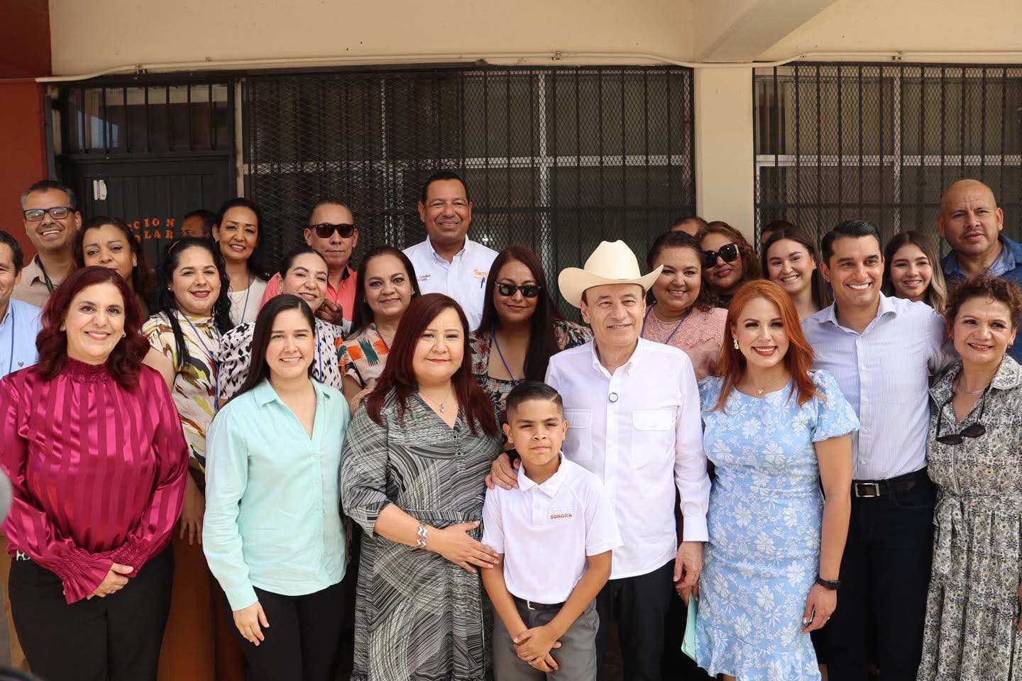 Acompa&ntilde;&oacute; al Gobernador Alfonso Durazo el Secretario General de la Secci&oacute;n 54 del SNTE al magno evento de la distribuci&oacute;n de libros gratuitos 