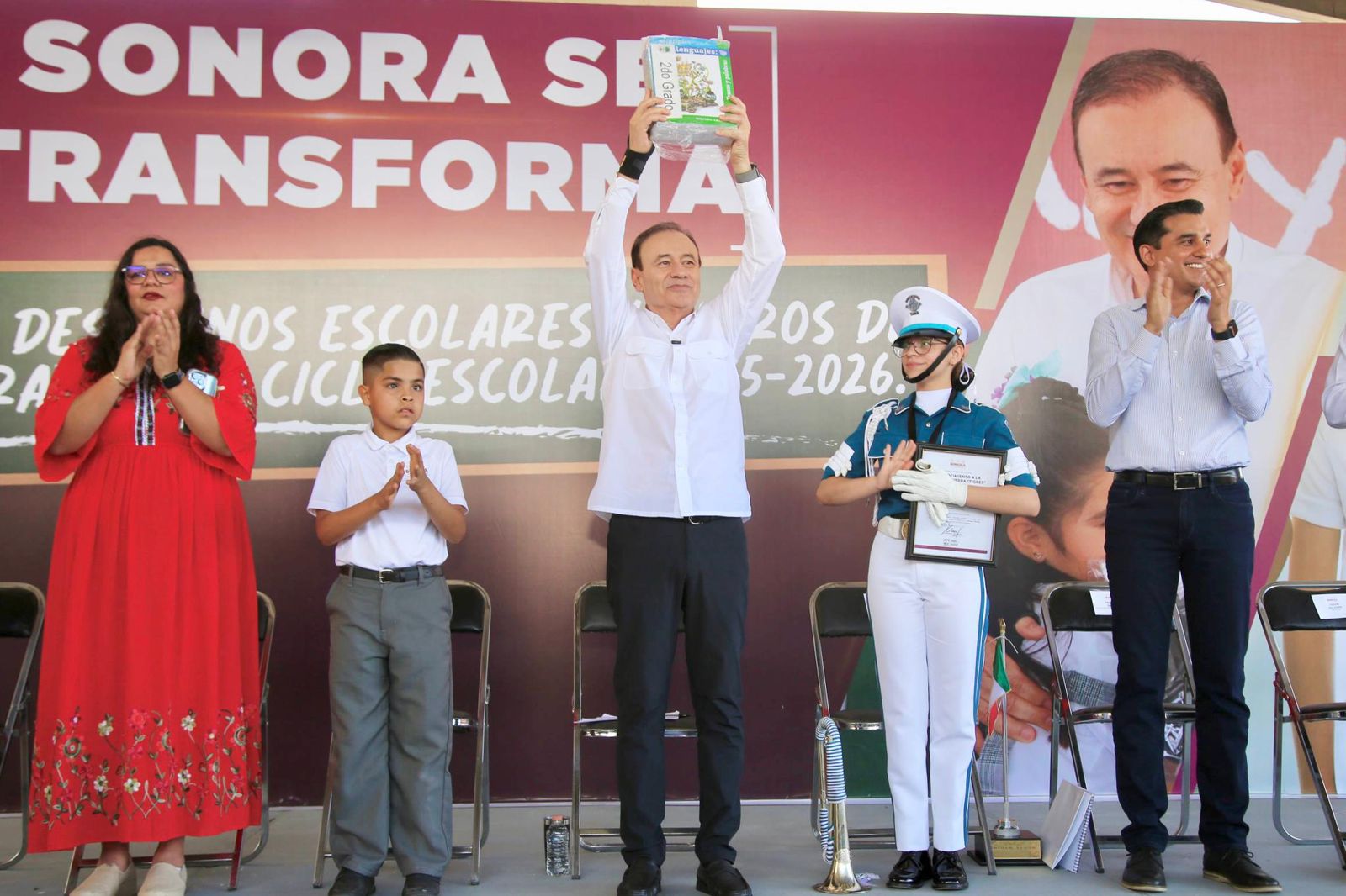 Alfonso Durazo arranca distribuci&oacute;n de libros gratuitos de texto y desayunos escolares 