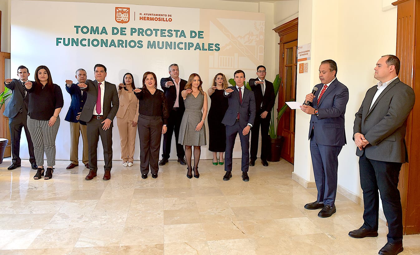 To&ntilde;o Astiazar&aacute;n Toma protesta a 11 servidores p&uacute;blicos 