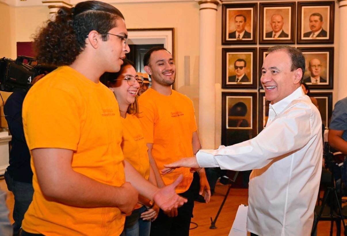 Gobernador Alfonso Durazo fortalece especializaci&oacute;n de j&oacute;venes universitarios en semiconductores 