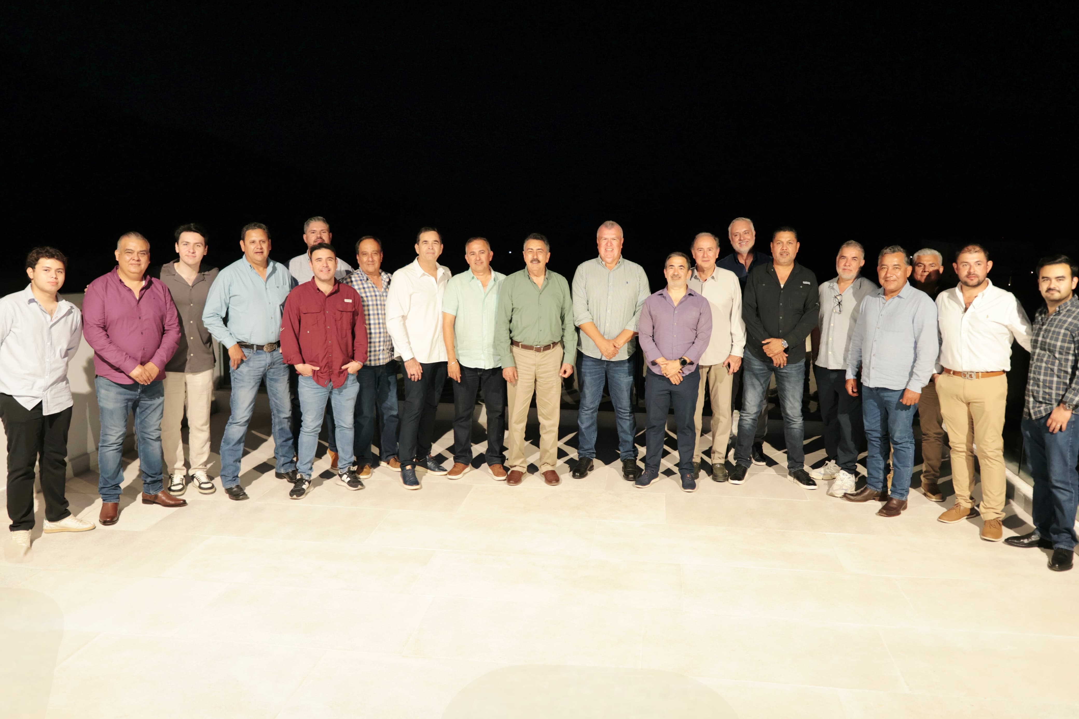 Sostiene Javier Lamarque encuentro con empresarios de San Carlos 