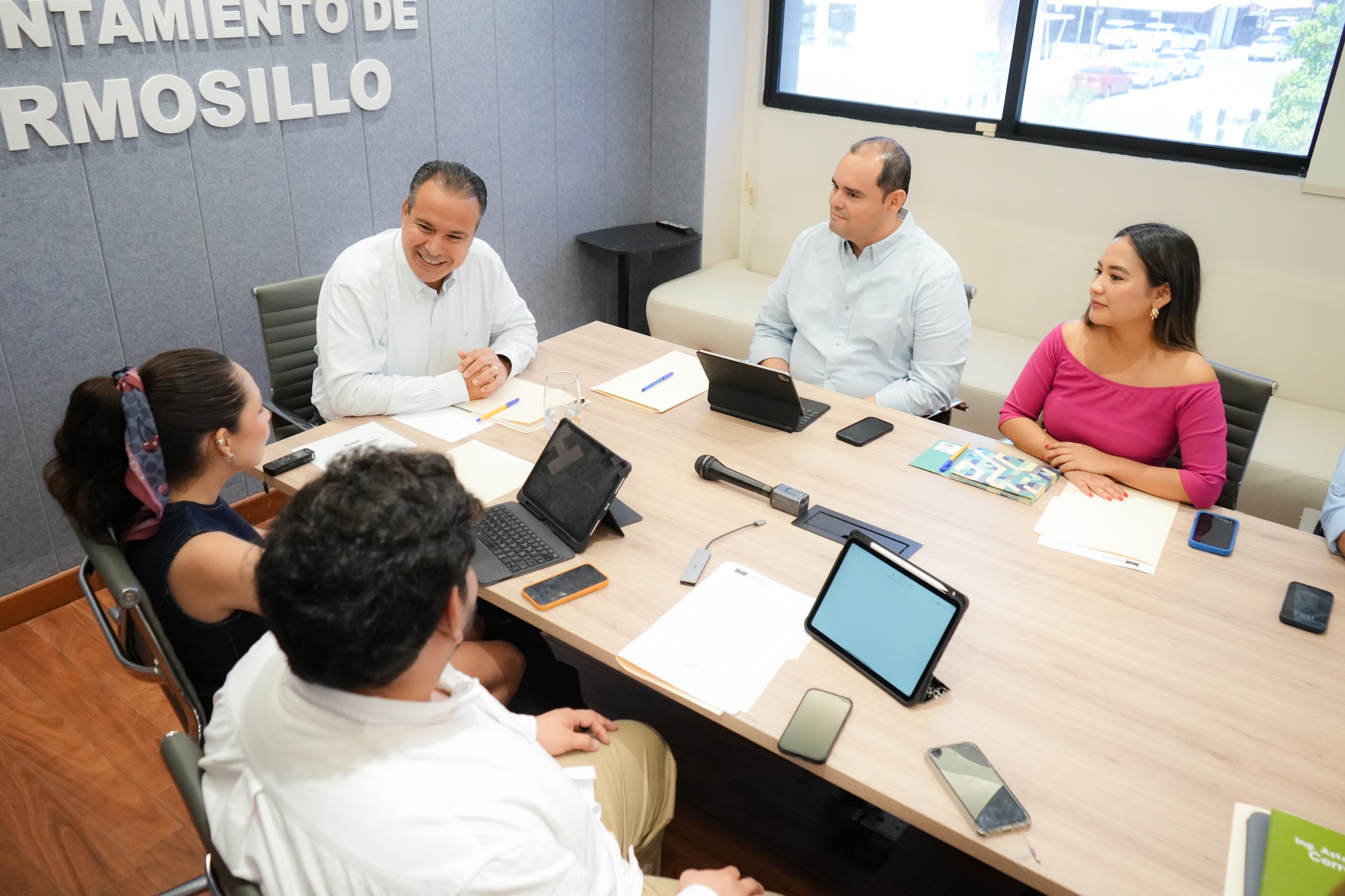 Atiende To&ntilde;o Astiazar&aacute;n a estudiantes de la UNISON para reforzar seguridad vial fuera del Campus Hermosillo 