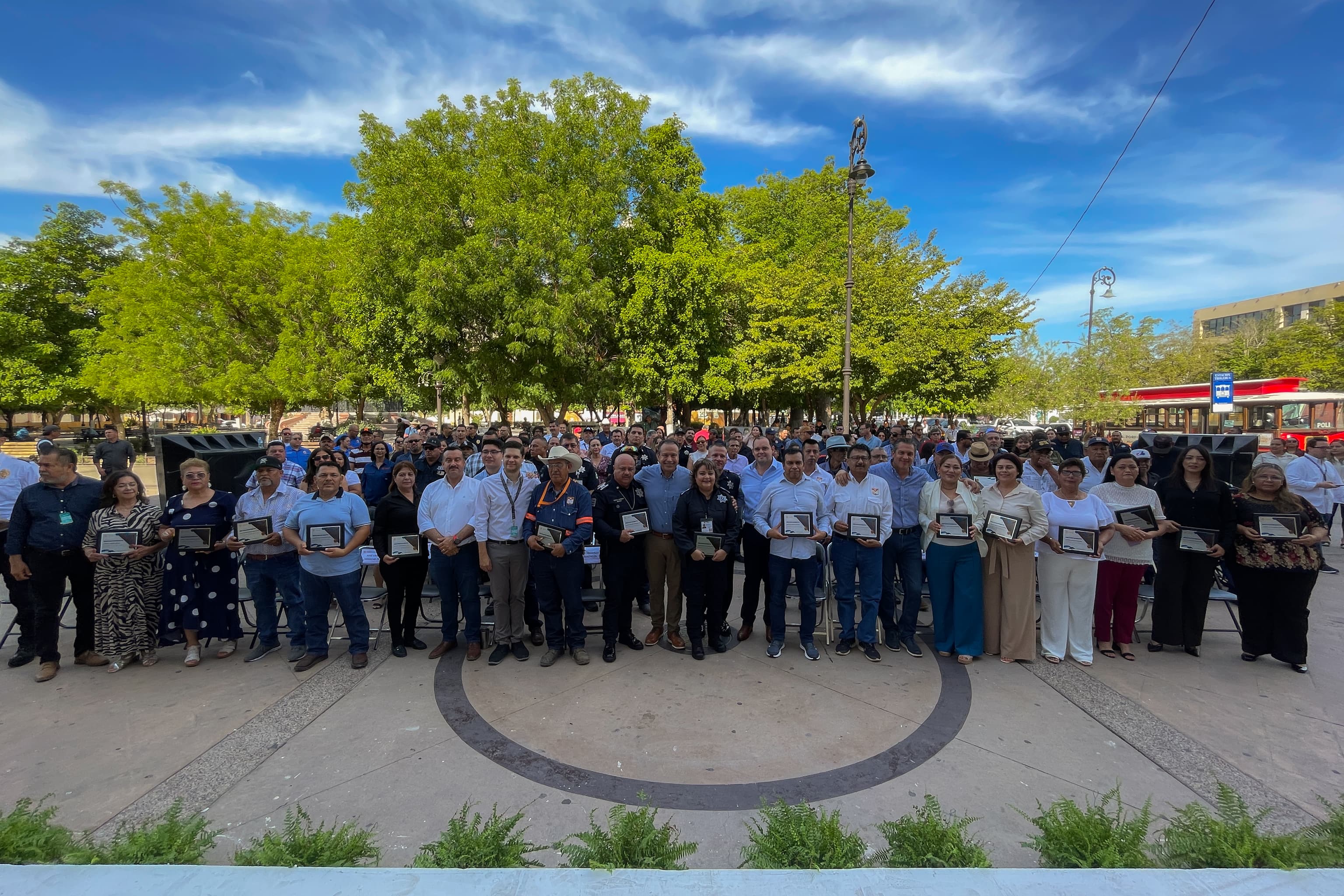 Reconoce To&ntilde;o Astiazar&aacute;n trayectoria de servidoras y servidores p&uacute;blicos de Hermosillo 