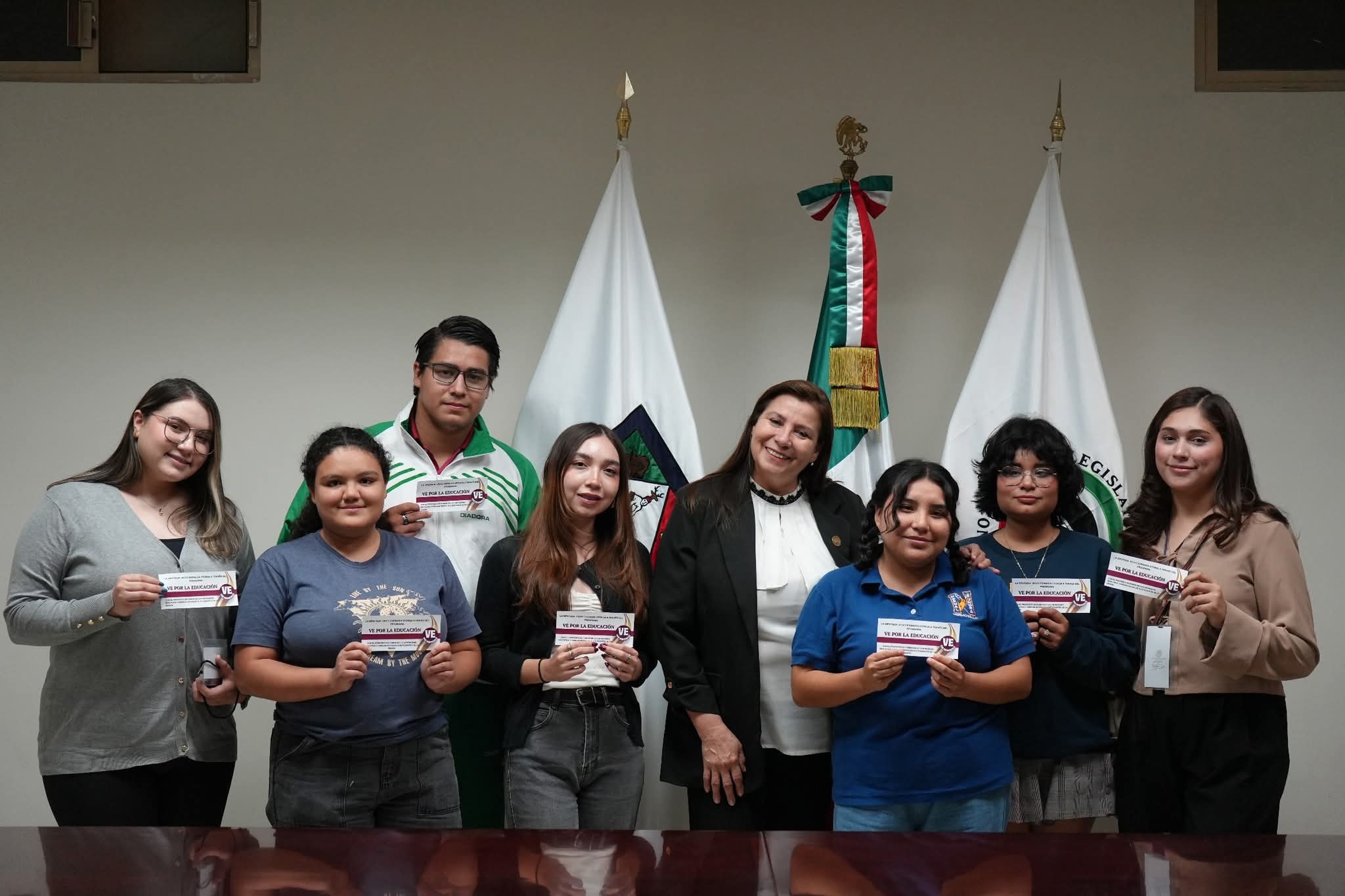Entrega vales de apoyos educativos a estd la regi&oacute;n: Dioutadq Vicky Espinoza 
