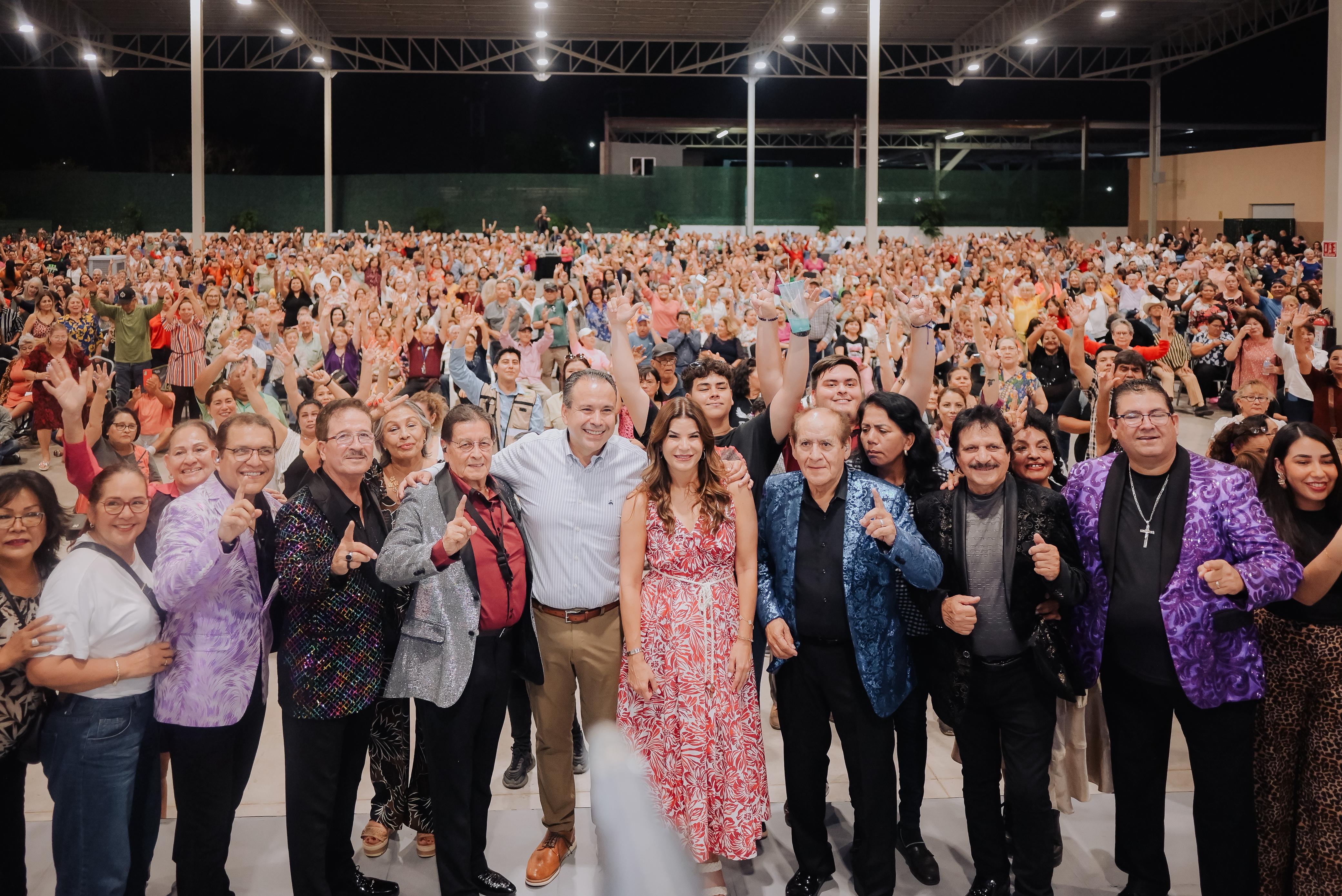 Con &eacute;xito total To&ntilde;o Astiazar&aacute;n y Patty Ruibal celebraron a los adultos mayores en Hermosillo 