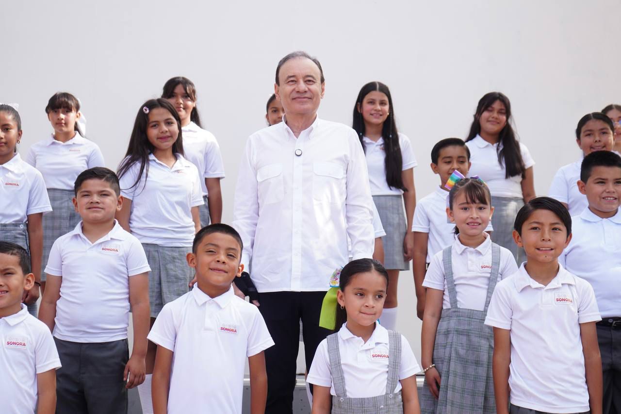 Gobernador Alfonso Durazo avanza con entrega de uniformes escolares gratuitos en 67  municipios  del estado 