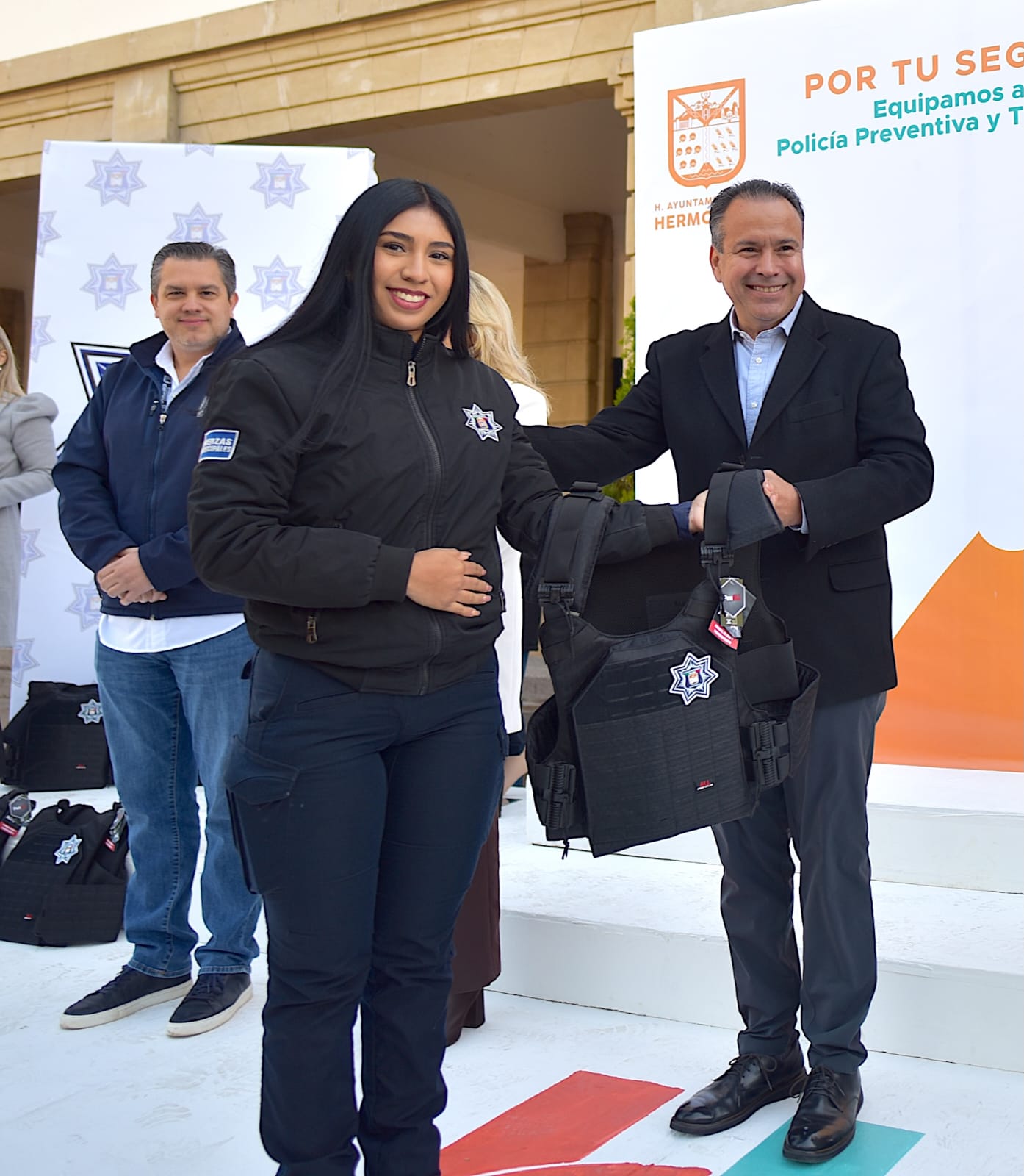 Entreg&oacute;  To&ntilde;o Astiazar&aacute;n chalecos bal&iacute;sticos, y veh&iacute;culos el&eacute;ctricos a la Polic&iacute;a Preventiva y Tr&aacute;nsito Municipal 