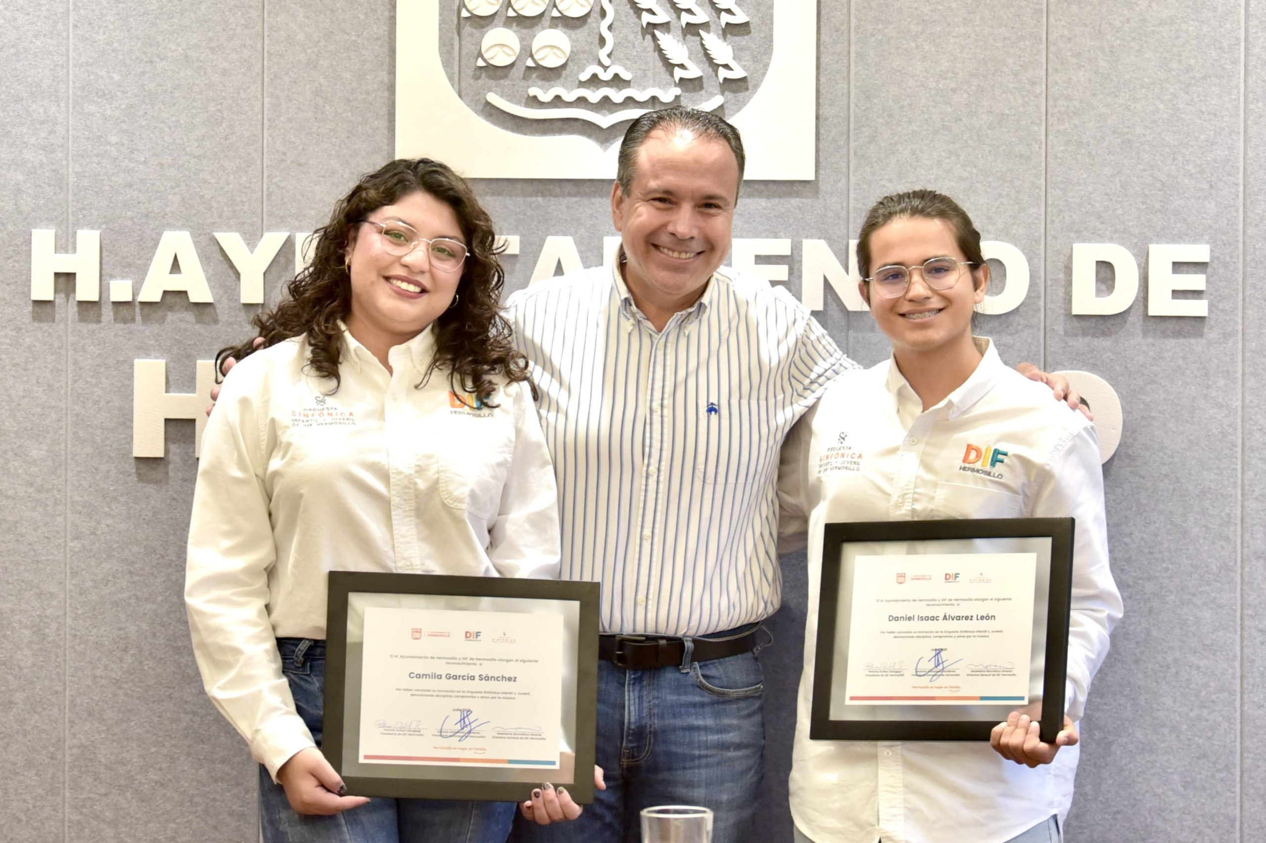 Reconoce To&ntilde;o Astiazar&aacute;n a egresados de la Orquesta Infantil  y Ju